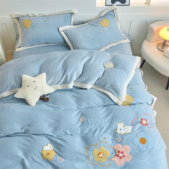 91家纺网 家纺一手货源 找家纺 兰紫橙家纺 2025新款亲肤舒适毛巾绣牛奶绒四件套 桃花朵朵开-天空蓝