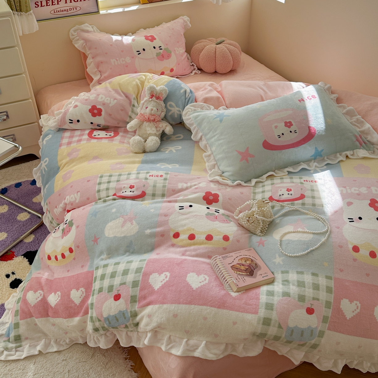 91家纺网 家纺一手货源 找家纺 美乐迪家纺 2025新款加厚牛奶绒花边四件套 猫咪日记