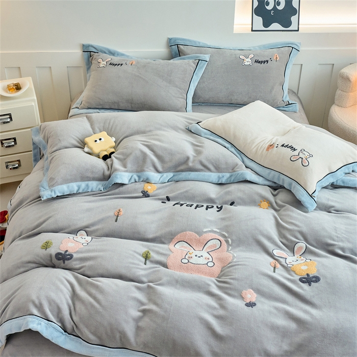 91家纺网 家纺一手货源 找家纺 兰紫橙家纺 2025新款亲肤舒适毛巾绣牛奶绒四件套 开心兔-绅士灰