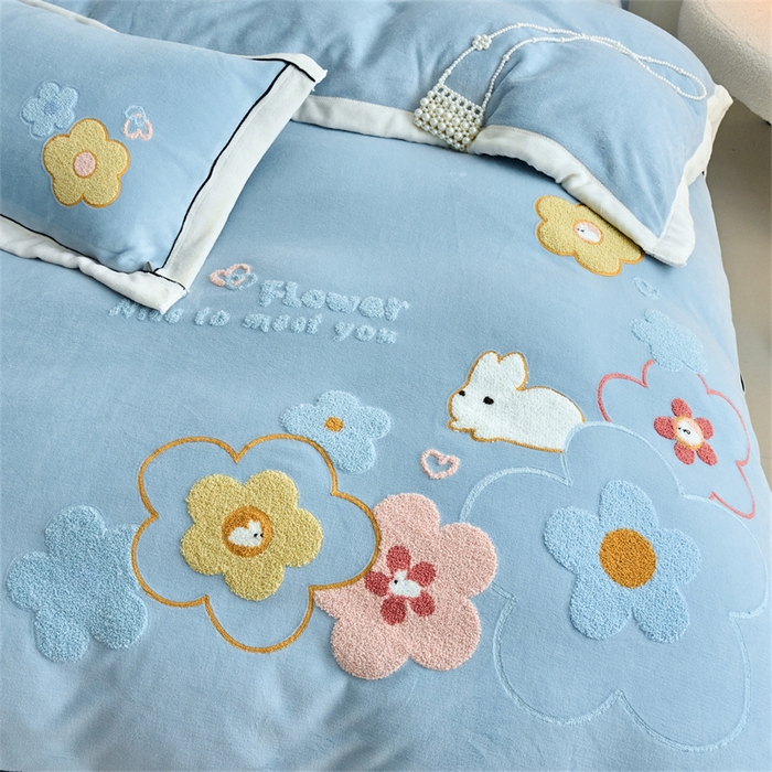 91家纺网 家纺一手货源 找家纺 兰紫橙家纺 2025新款亲肤舒适毛巾绣牛奶绒四件套 桃花朵朵开-天空蓝