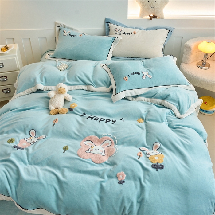 91家纺网 家纺一手货源 找家纺 兰紫橙家纺 2025新款亲肤舒适毛巾绣牛奶绒四件套 开心兔-浅星蓝