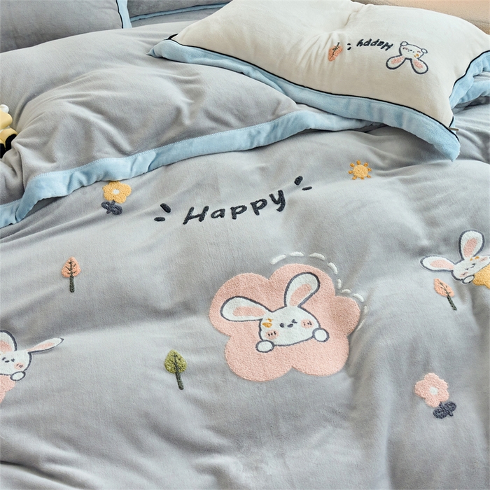 91家纺网 家纺一手货源 找家纺 兰紫橙家纺 2025新款亲肤舒适毛巾绣牛奶绒四件套 开心兔-绅士灰