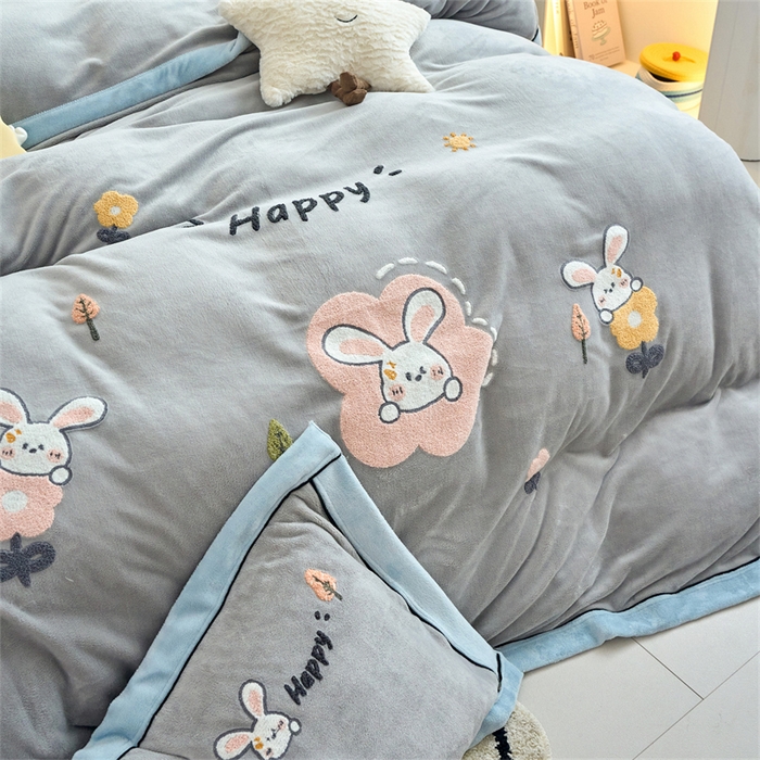 91家纺网 家纺一手货源 找家纺 兰紫橙家纺 2025新款亲肤舒适毛巾绣牛奶绒四件套 开心兔-绅士灰