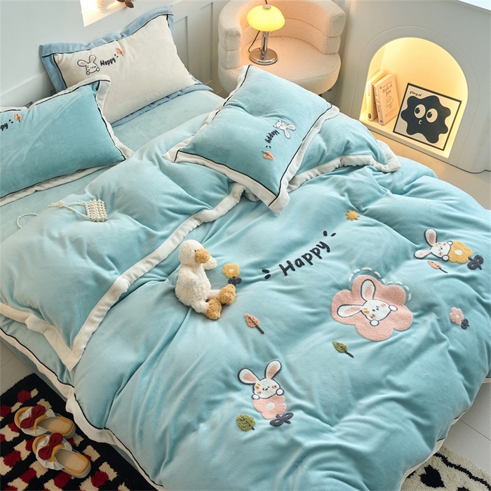 91家纺网 家纺一手货源 找家纺 兰紫橙家纺 2025新款亲肤舒适毛巾绣牛奶绒四件套 开心兔-浅星蓝