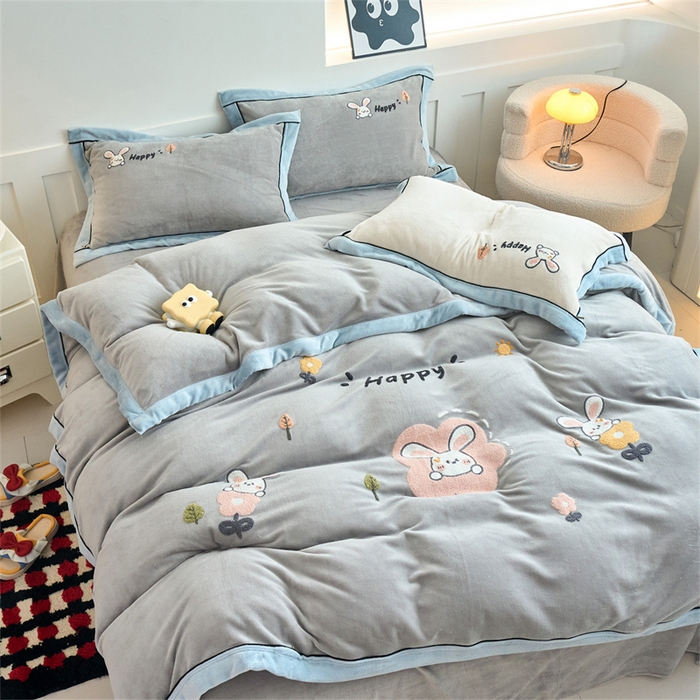 91家纺网 家纺一手货源 找家纺 兰紫橙家纺 2025新款亲肤舒适毛巾绣牛奶绒四件套 开心兔-绅士灰