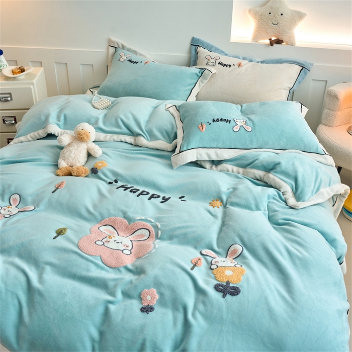 91家纺网 家纺一手货源 找家纺 兰紫橙家纺 2025新款亲肤舒适毛巾绣牛奶绒四件套 开心兔-浅星蓝