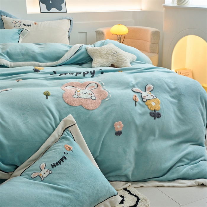 91家纺网 家纺一手货源 找家纺 兰紫橙家纺 2025新款亲肤舒适毛巾绣牛奶绒四件套 开心兔-浅星蓝