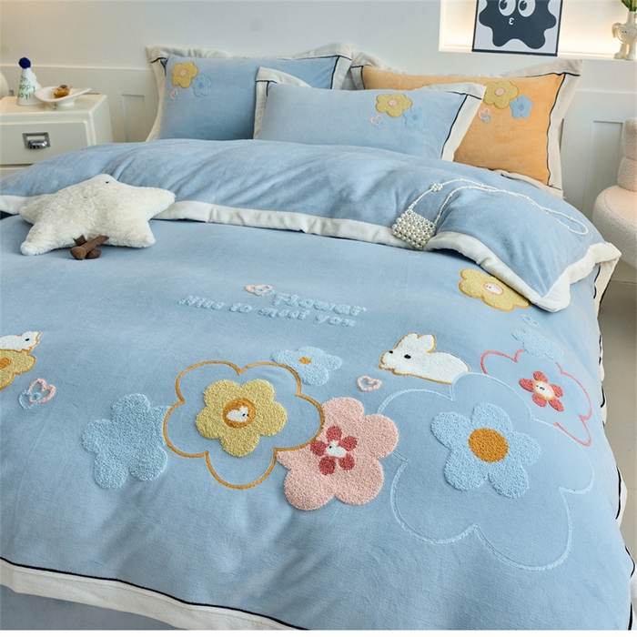 91家纺网 家纺一手货源 找家纺 兰紫橙家纺 2025新款亲肤舒适毛巾绣牛奶绒四件套 桃花朵朵开-天空蓝