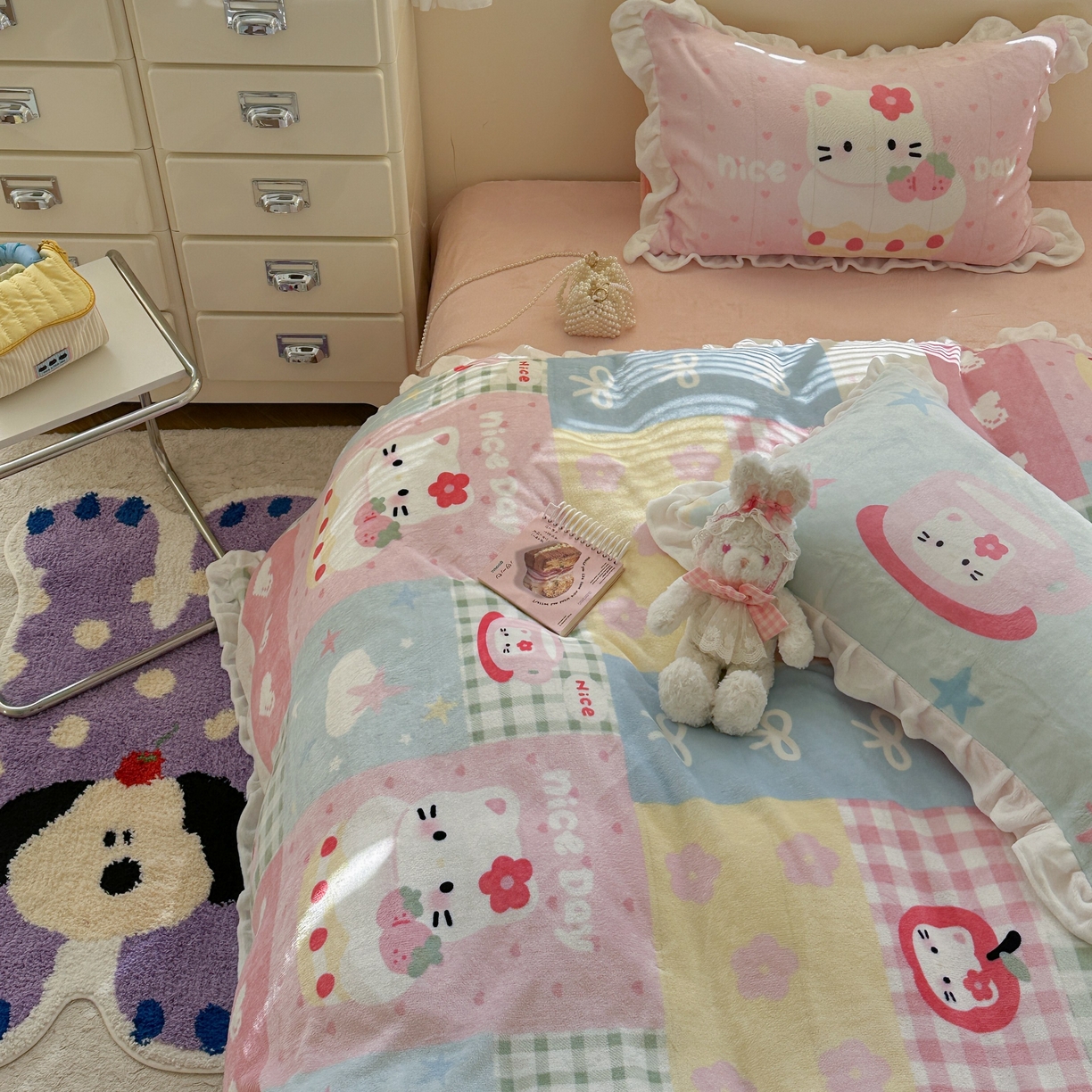 91家纺网 家纺一手货源 找家纺 美乐迪家纺 2025新款加厚牛奶绒花边四件套 猫咪日记