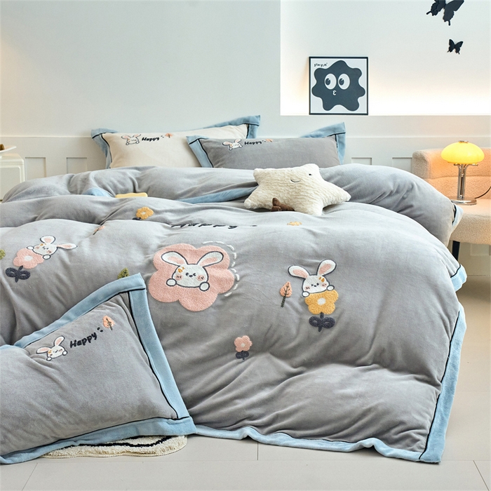 91家纺网 家纺一手货源 找家纺 兰紫橙家纺 2025新款亲肤舒适毛巾绣牛奶绒四件套 开心兔-绅士灰