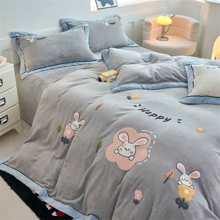 91家纺网 家纺一手货源 找家纺 兰紫橙家纺 2025新款亲肤舒适毛巾绣牛奶绒四件套 开心兔-绅士灰