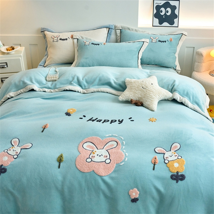 91家纺网 家纺一手货源 找家纺 兰紫橙家纺 2025新款亲肤舒适毛巾绣牛奶绒四件套 开心兔-浅星蓝