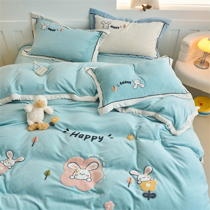 91家纺网 家纺一手货源 找家纺 兰紫橙家纺 2025新款亲肤舒适毛巾绣牛奶绒四件套 开心兔-浅星蓝