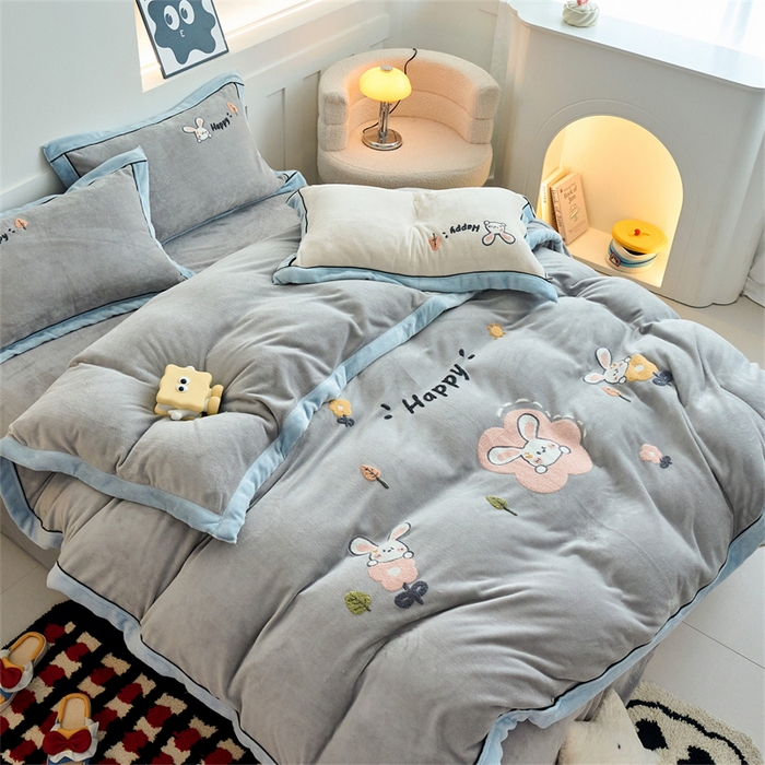 91家纺网 家纺一手货源 找家纺 兰紫橙家纺 2025新款亲肤舒适毛巾绣牛奶绒四件套 开心兔-绅士灰