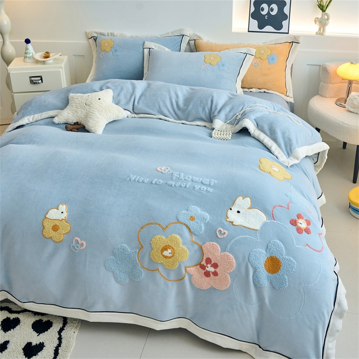 91家纺网 家纺一手货源 找家纺 兰紫橙家纺 2025新款亲肤舒适毛巾绣牛奶绒四件套 桃花朵朵开-天空蓝