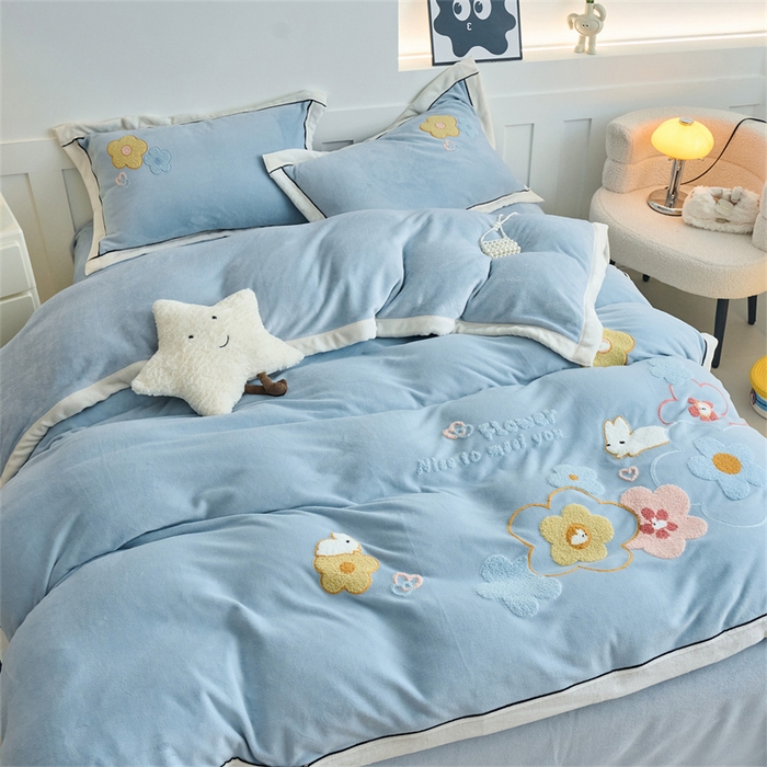 91家纺网 家纺一手货源 找家纺 兰紫橙家纺 2025新款亲肤舒适毛巾绣牛奶绒四件套 桃花朵朵开-天空蓝