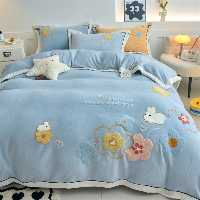91家纺网 家纺一手货源 找家纺 兰紫橙家纺 2025新款亲肤舒适毛巾绣牛奶绒四件套 桃花朵朵开-天空蓝