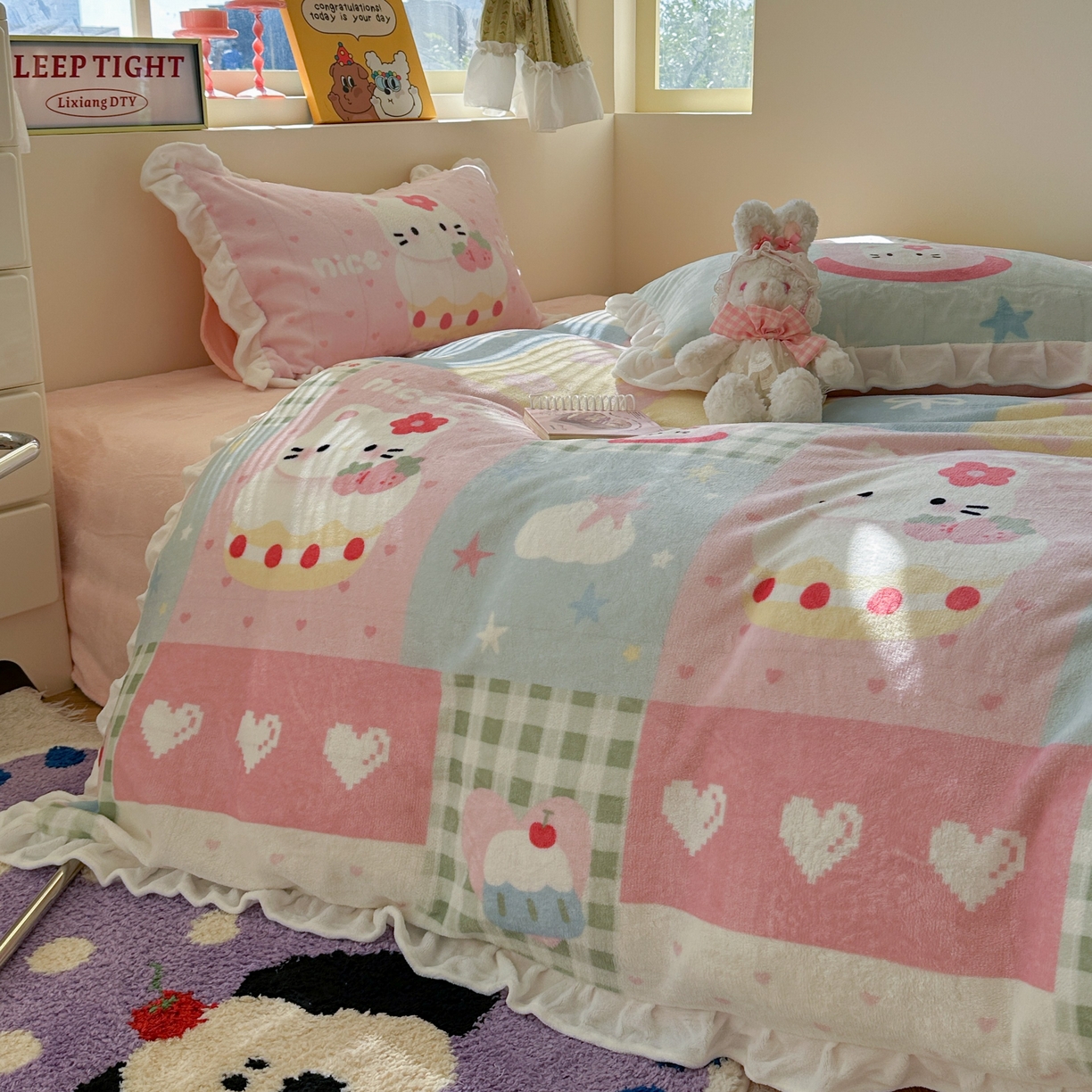 91家纺网 家纺一手货源 找家纺 美乐迪家纺 2025新款加厚牛奶绒花边四件套 猫咪日记