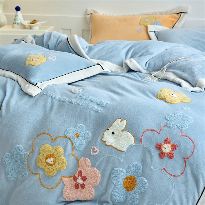 91家纺网 家纺一手货源 找家纺 兰紫橙家纺 2025新款亲肤舒适毛巾绣牛奶绒四件套 桃花朵朵开-天空蓝