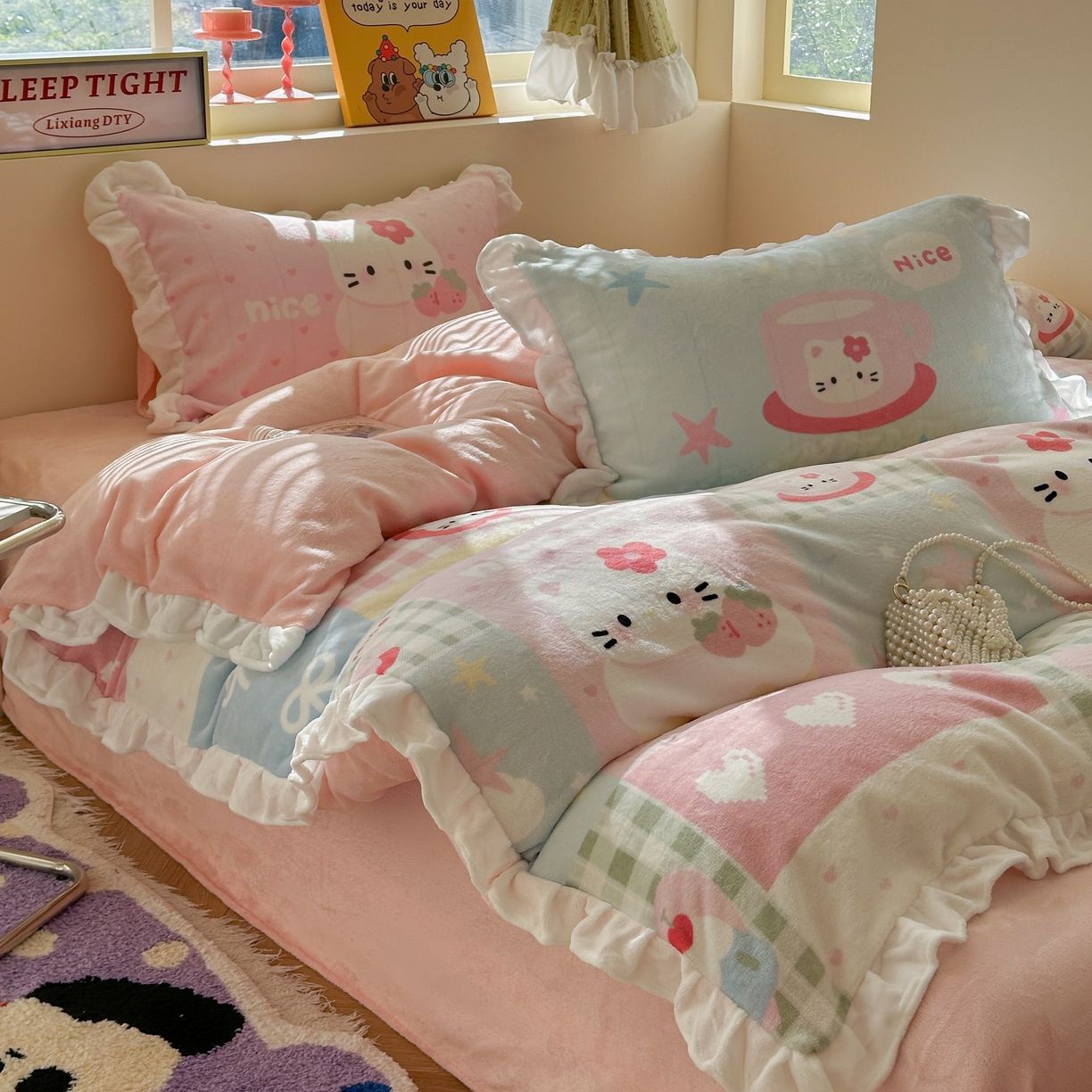 91家纺网 家纺一手货源 找家纺 美乐迪家纺 2025新款加厚牛奶绒花边四件套 猫咪日记