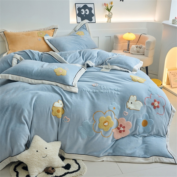 91家纺网 家纺一手货源 找家纺 兰紫橙家纺 2025新款亲肤舒适毛巾绣牛奶绒四件套 桃花朵朵开-天空蓝