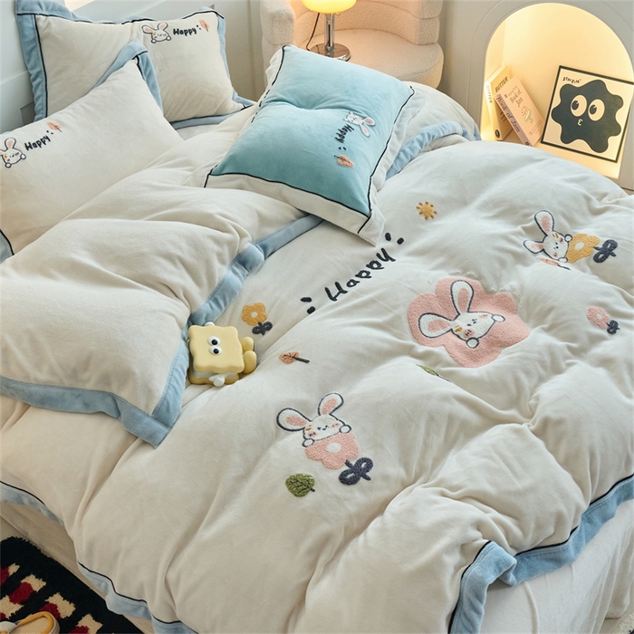 91家纺网 家纺一手货源 找家纺 兰紫橙家纺 2025新款亲肤舒适毛巾绣牛奶绒四件套 开心兔-奶昔白