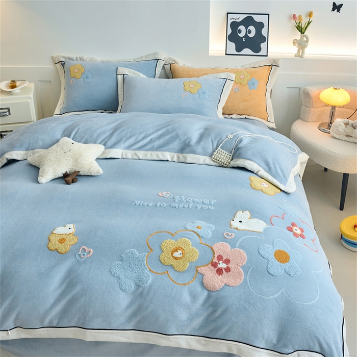 91家纺网 家纺一手货源 找家纺 兰紫橙家纺 2025新款亲肤舒适毛巾绣牛奶绒四件套 桃花朵朵开-天空蓝