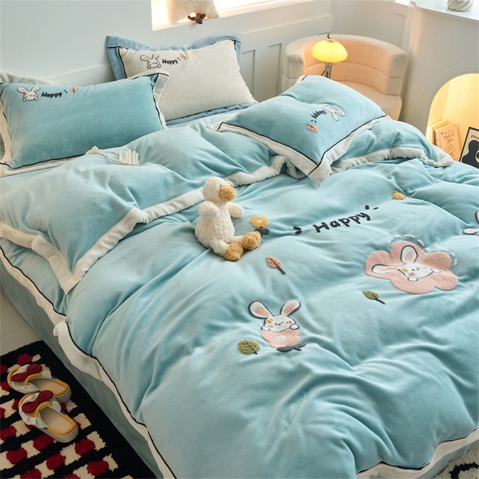 91家纺网 家纺一手货源 找家纺 兰紫橙家纺 2025新款亲肤舒适毛巾绣牛奶绒四件套 开心兔-浅星蓝