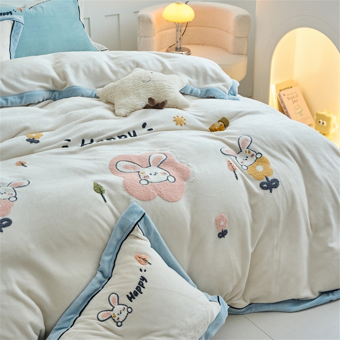 91家纺网 家纺一手货源 找家纺 兰紫橙家纺 2025新款亲肤舒适毛巾绣牛奶绒四件套 开心兔-奶昔白