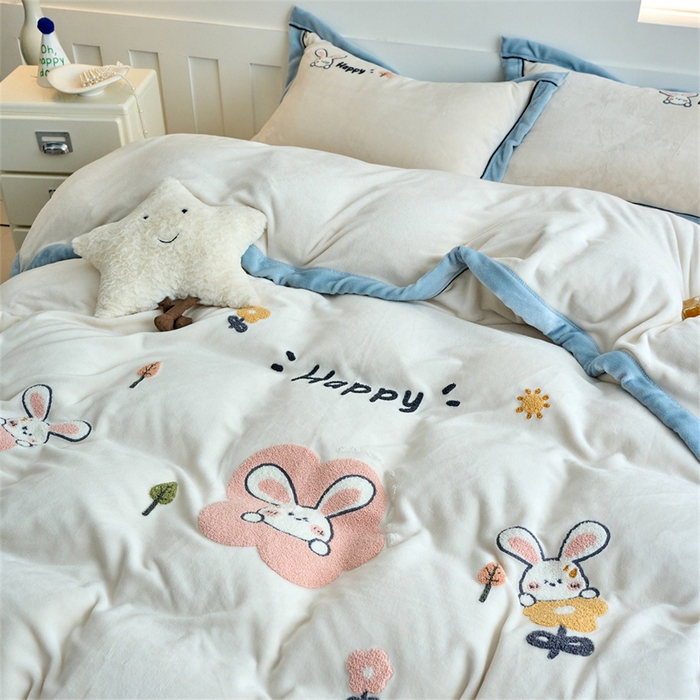 91家纺网 家纺一手货源 找家纺 兰紫橙家纺 2025新款亲肤舒适毛巾绣牛奶绒四件套 开心兔-奶昔白