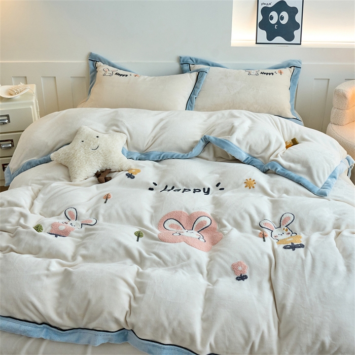 91家纺网 家纺一手货源 找家纺 兰紫橙家纺 2025新款亲肤舒适毛巾绣牛奶绒四件套 开心兔-奶昔白