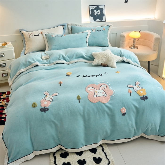 91家纺网 家纺一手货源 找家纺 兰紫橙家纺 2025新款亲肤舒适毛巾绣牛奶绒四件套 开心兔-浅星蓝