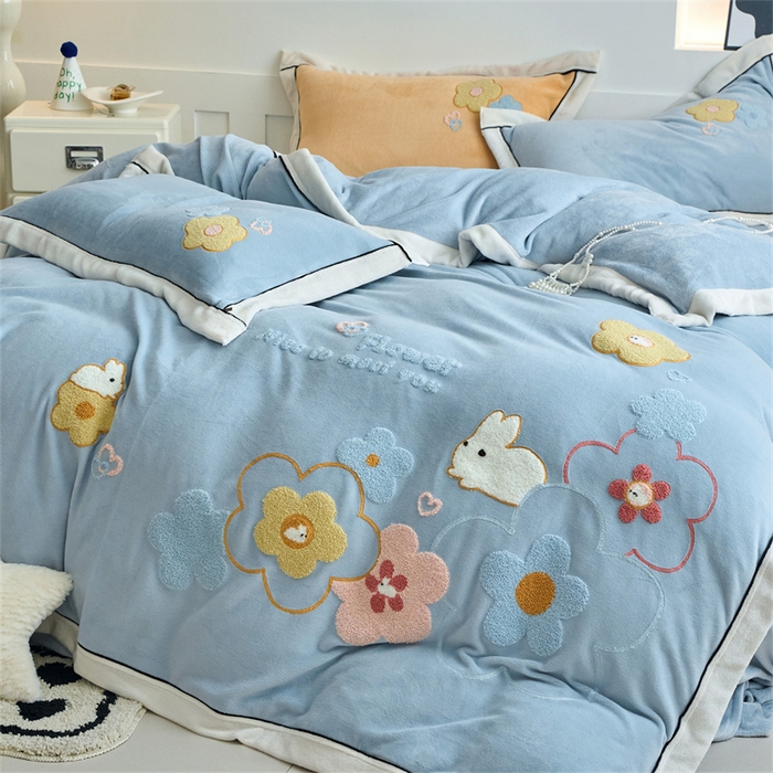 91家纺网 家纺一手货源 找家纺 兰紫橙家纺 2025新款亲肤舒适毛巾绣牛奶绒四件套 桃花朵朵开-天空蓝