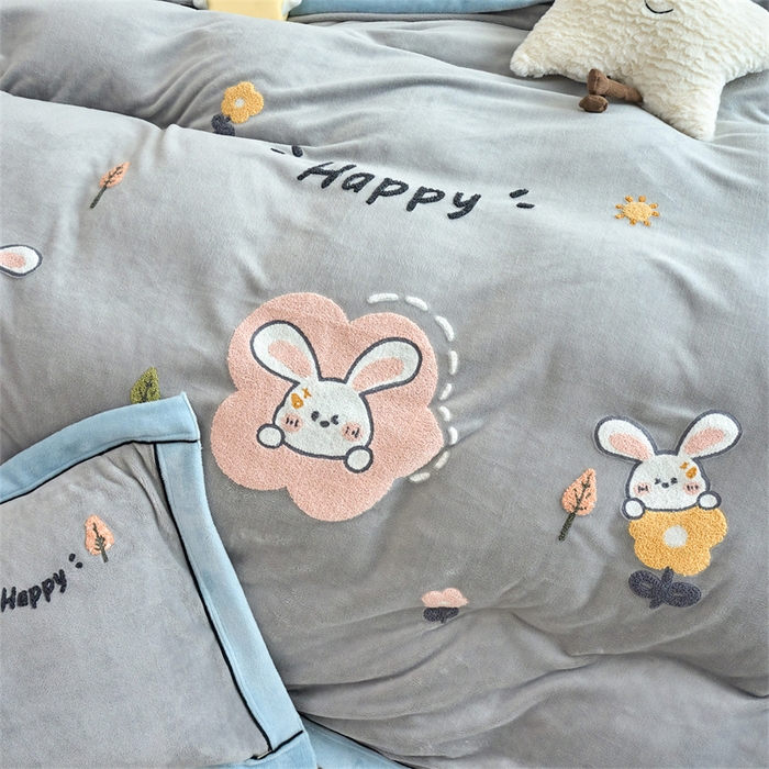 91家纺网 家纺一手货源 找家纺 兰紫橙家纺 2025新款亲肤舒适毛巾绣牛奶绒四件套 开心兔-绅士灰