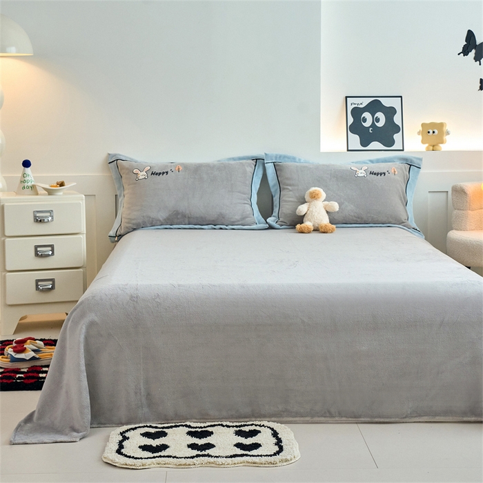 91家纺网 家纺一手货源 找家纺 兰紫橙家纺 2025新款亲肤舒适毛巾绣牛奶绒四件套 开心兔-绅士灰