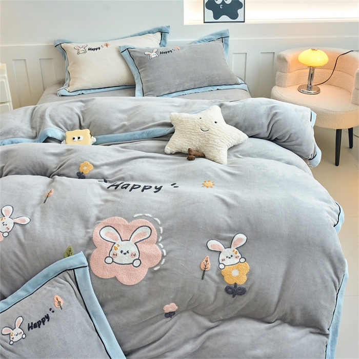 91家纺网 家纺一手货源 找家纺 兰紫橙家纺 2025新款亲肤舒适毛巾绣牛奶绒四件套 开心兔-绅士灰