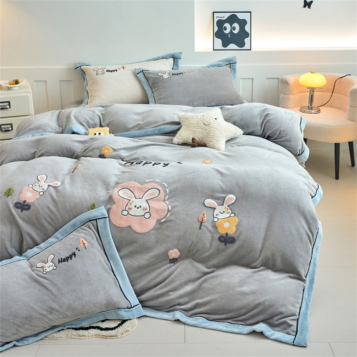 91家纺网 家纺一手货源 找家纺 兰紫橙家纺 2025新款亲肤舒适毛巾绣牛奶绒四件套 开心兔-绅士灰