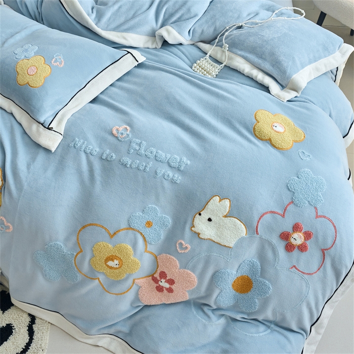 91家纺网 家纺一手货源 找家纺 兰紫橙家纺 2025新款亲肤舒适毛巾绣牛奶绒四件套 桃花朵朵开-天空蓝