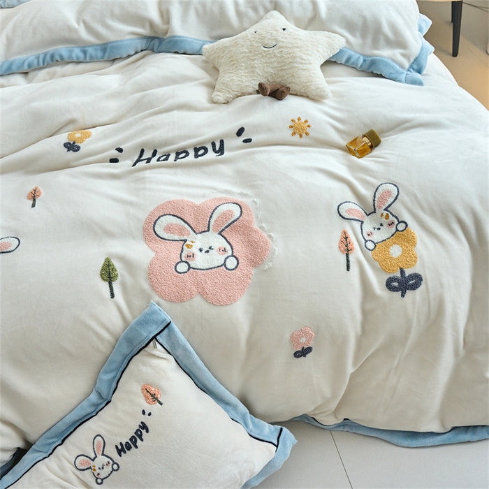 91家纺网 家纺一手货源 找家纺 兰紫橙家纺 2025新款亲肤舒适毛巾绣牛奶绒四件套 开心兔-奶昔白