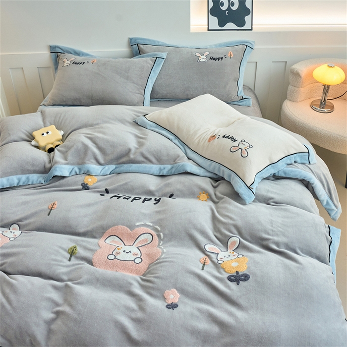 91家纺网 家纺一手货源 找家纺 兰紫橙家纺 2025新款亲肤舒适毛巾绣牛奶绒四件套 开心兔-绅士灰