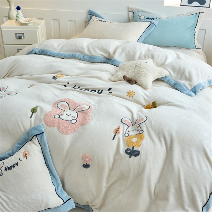 91家纺网 家纺一手货源 找家纺 兰紫橙家纺 2025新款亲肤舒适毛巾绣牛奶绒四件套 开心兔-奶昔白