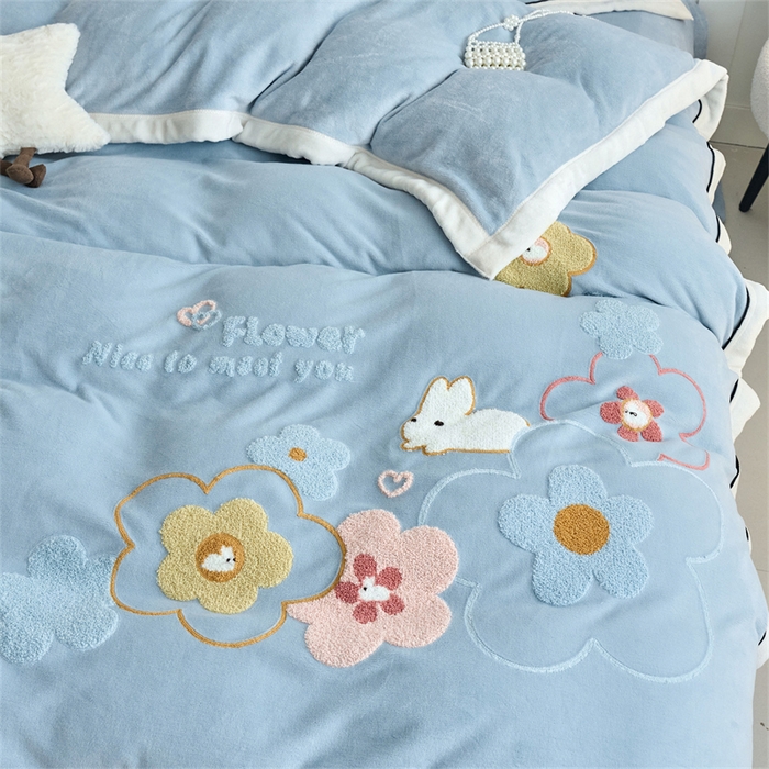 91家纺网 家纺一手货源 找家纺 兰紫橙家纺 2025新款亲肤舒适毛巾绣牛奶绒四件套 桃花朵朵开-天空蓝