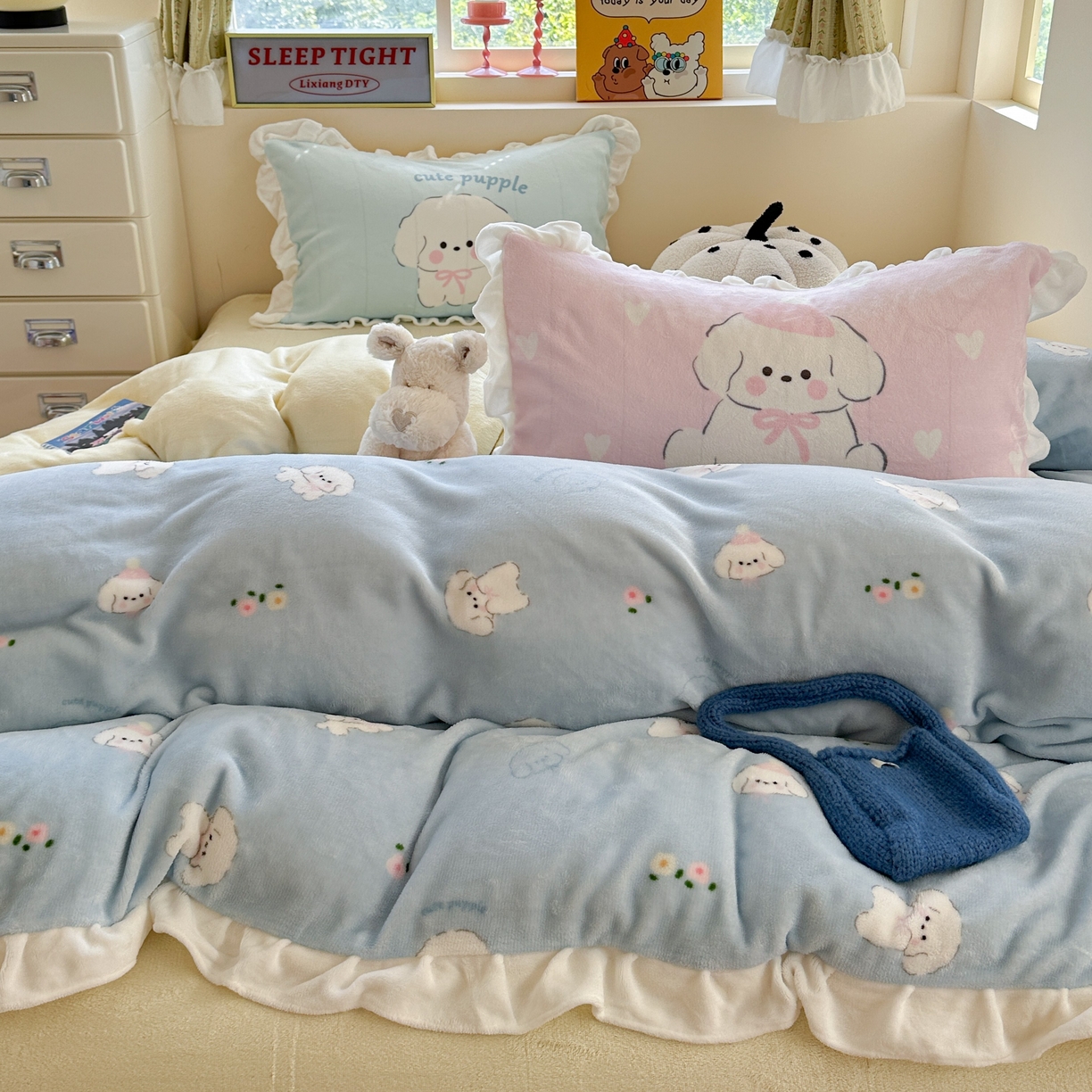 91家纺网 家纺一手货源 找家纺 美乐迪家纺 2025新款加厚牛奶绒花边四件套 蓝色小狗