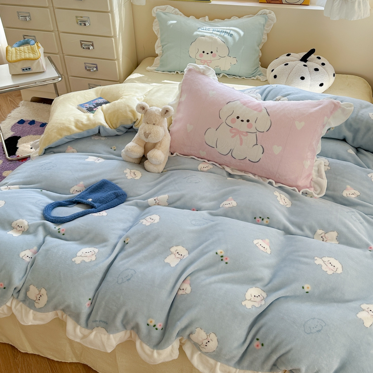 91家纺网 家纺一手货源 找家纺 美乐迪家纺 2025新款加厚牛奶绒花边四件套 蓝色小狗