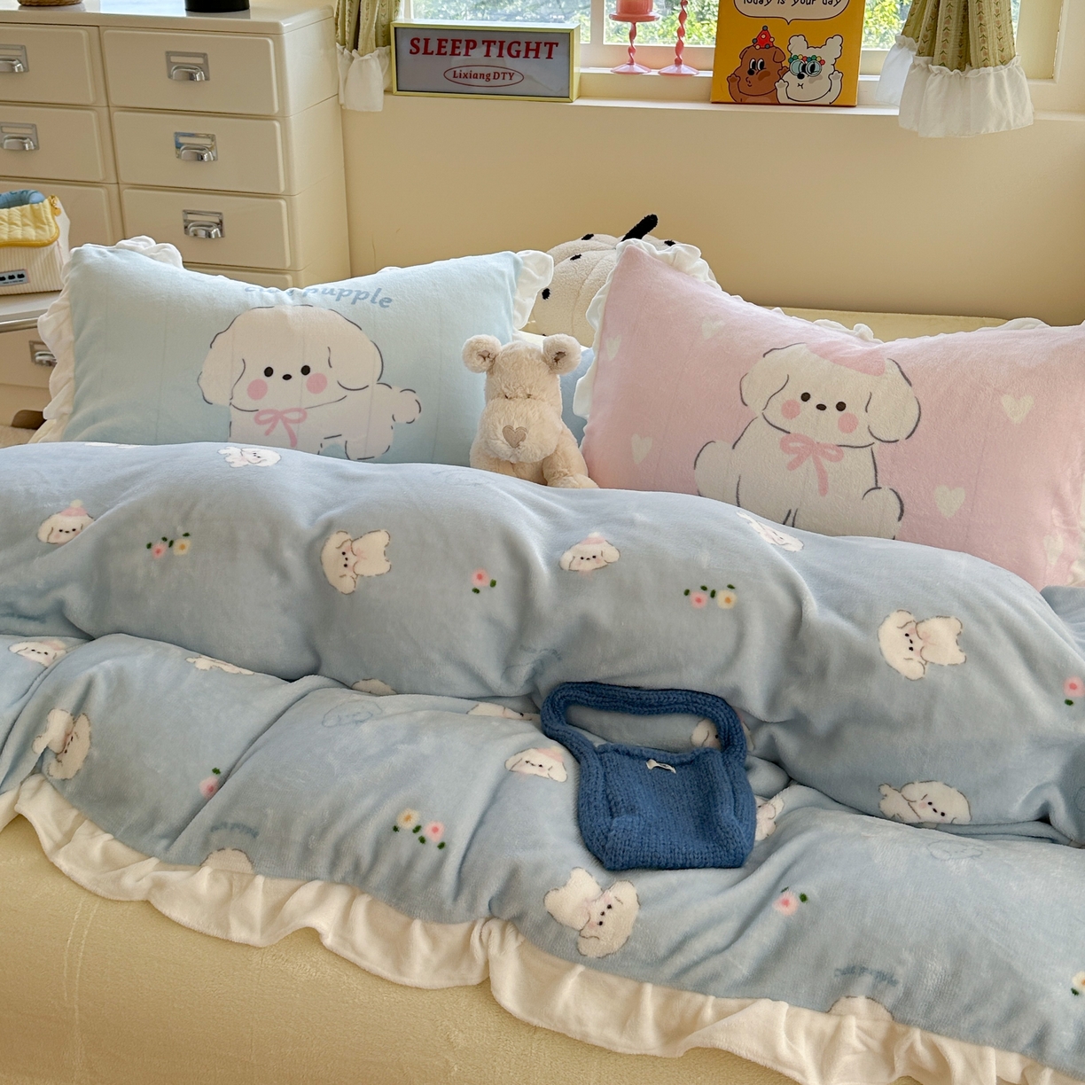 91家纺网 家纺一手货源 找家纺 美乐迪家纺 2025新款加厚牛奶绒花边四件套 蓝色小狗