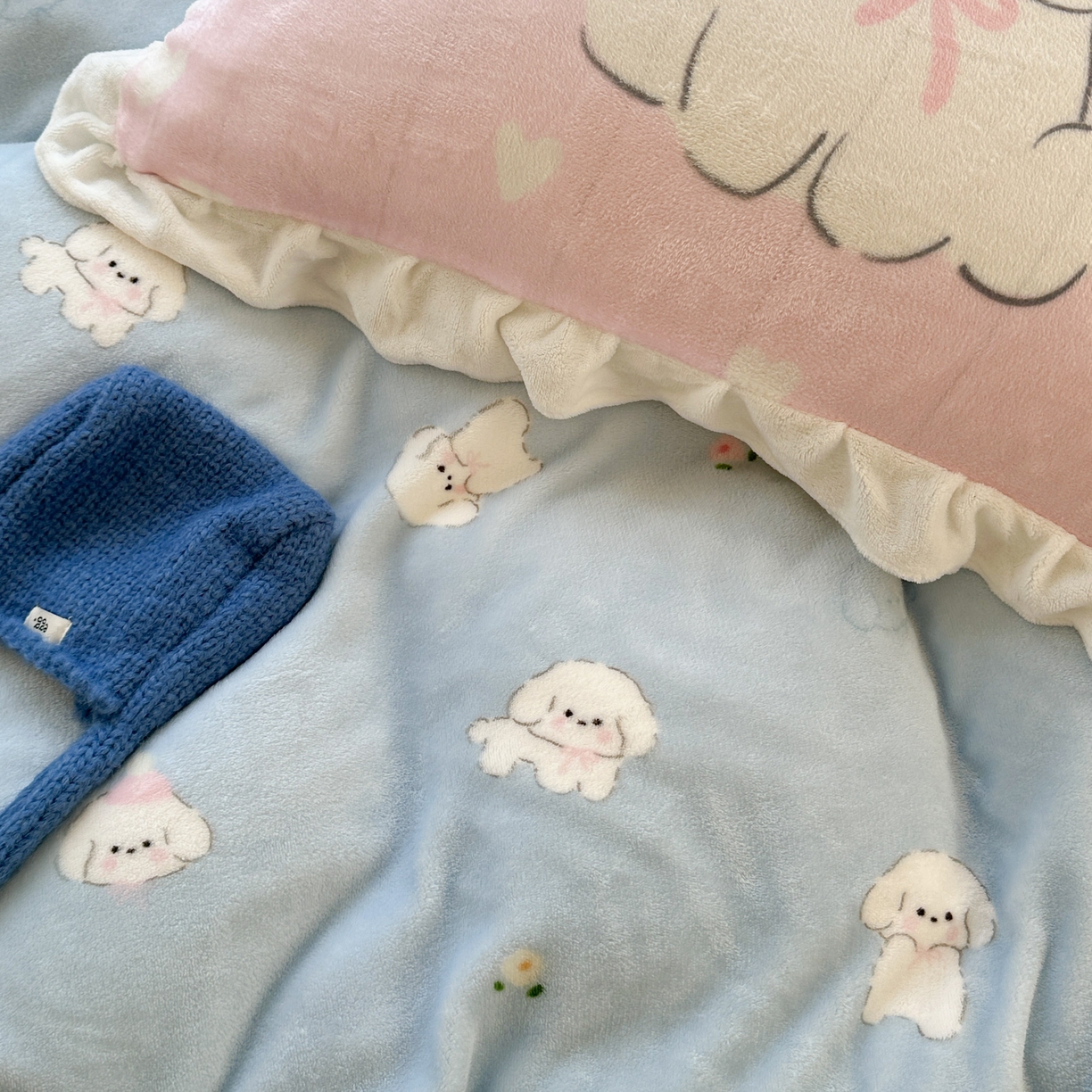 91家纺网 家纺一手货源 找家纺 美乐迪家纺 2025新款加厚牛奶绒花边四件套 蓝色小狗