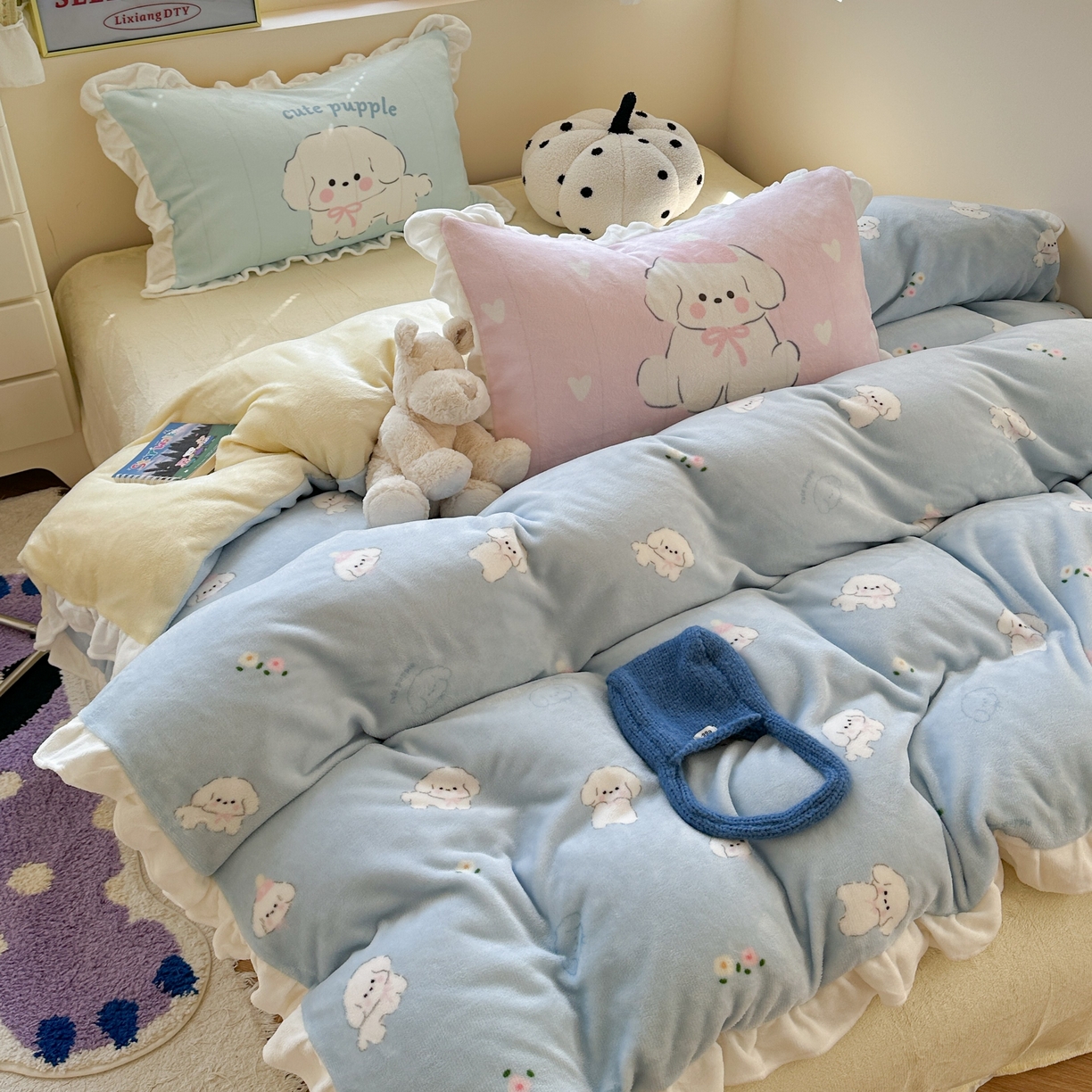 91家纺网 家纺一手货源 找家纺 美乐迪家纺 2025新款加厚牛奶绒花边四件套 蓝色小狗