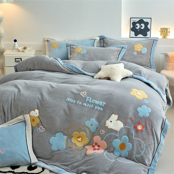 91家纺网 家纺一手货源 找家纺 兰紫橙家纺 2025新款亲肤舒适毛巾绣牛奶绒四件套 桃花朵朵开-绅士灰