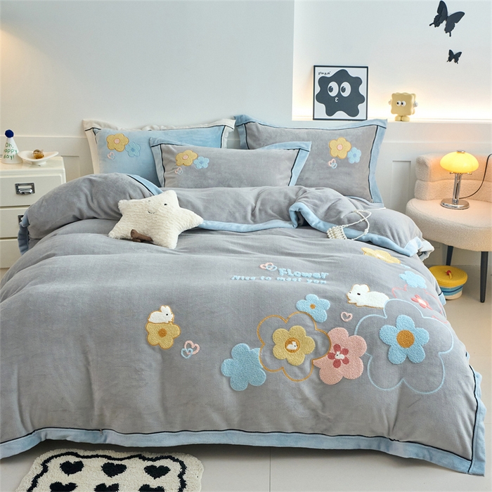 91家纺网 家纺一手货源 找家纺 兰紫橙家纺 2025新款亲肤舒适毛巾绣牛奶绒四件套 桃花朵朵开-绅士灰