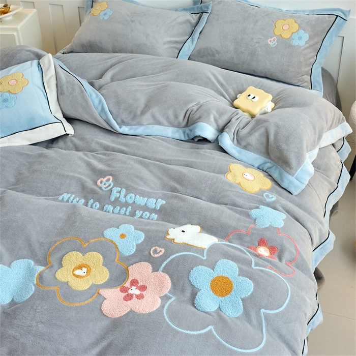 91家纺网 家纺一手货源 找家纺 兰紫橙家纺 2025新款亲肤舒适毛巾绣牛奶绒四件套 桃花朵朵开-绅士灰